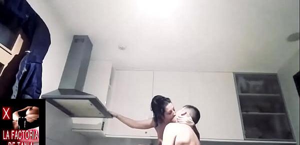  Sale de la ducha vestida solo con una toalla y desnuda, quiere que su marido la empotre en la cocina y le chupe los pies